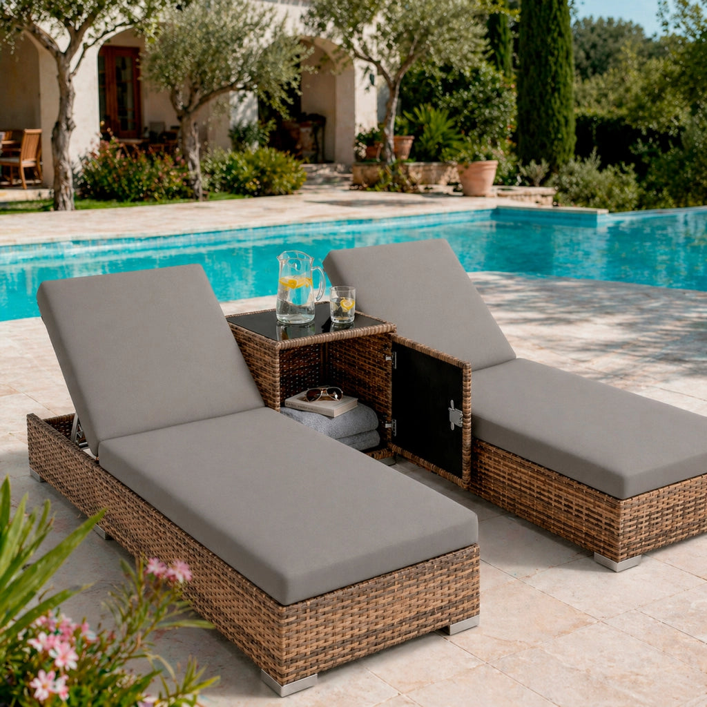Set 2 Lettini Prendisole In Polyrattan Con Tavolino Sdraio Regolabile Da Giardino Terrazzo Piscina 184 x 60 x 21 Cm Marrone Chiaro E Grigio