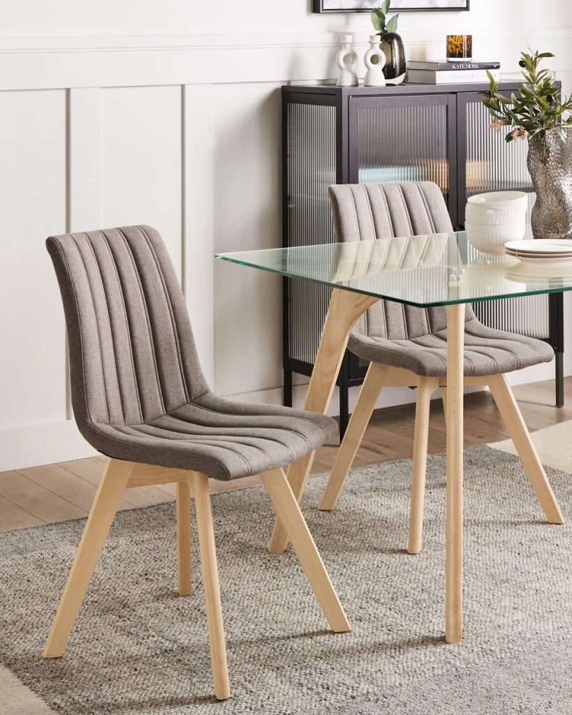 Set di 2 Sedie da Pranzo Tessuto tortora e Gambe in Legno Imbottitura verticale Schienale curvo