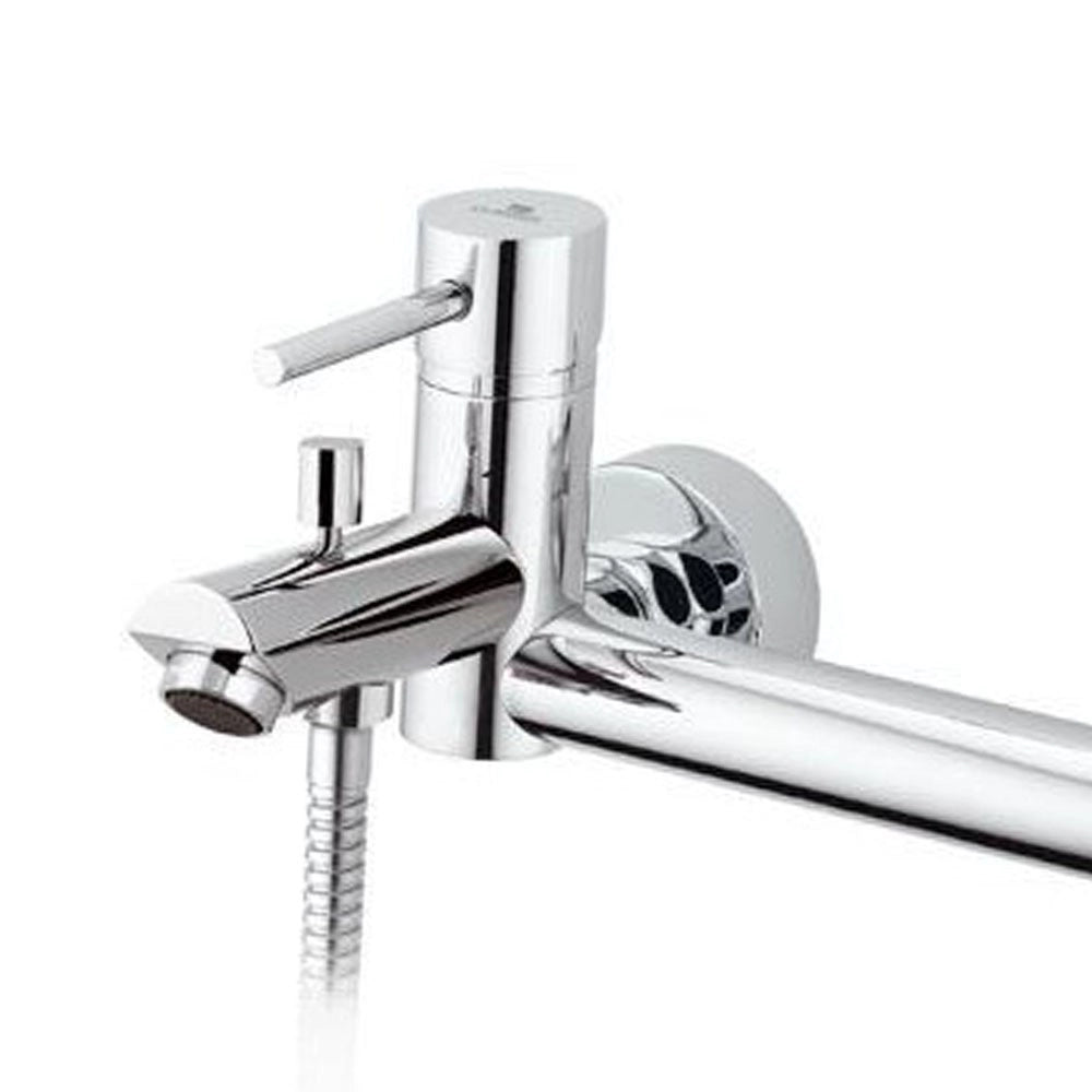 Rubinetto suvi esterno vasca dotato di kit doccia, design tondeggiante raffinato e minimale.