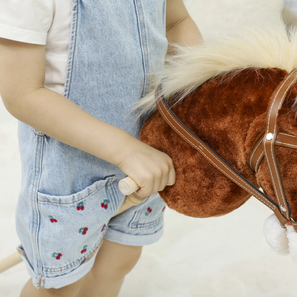 Cavallo con Bastone e Suoni Realistici per Bambini in Poliestere e Legno Marrone