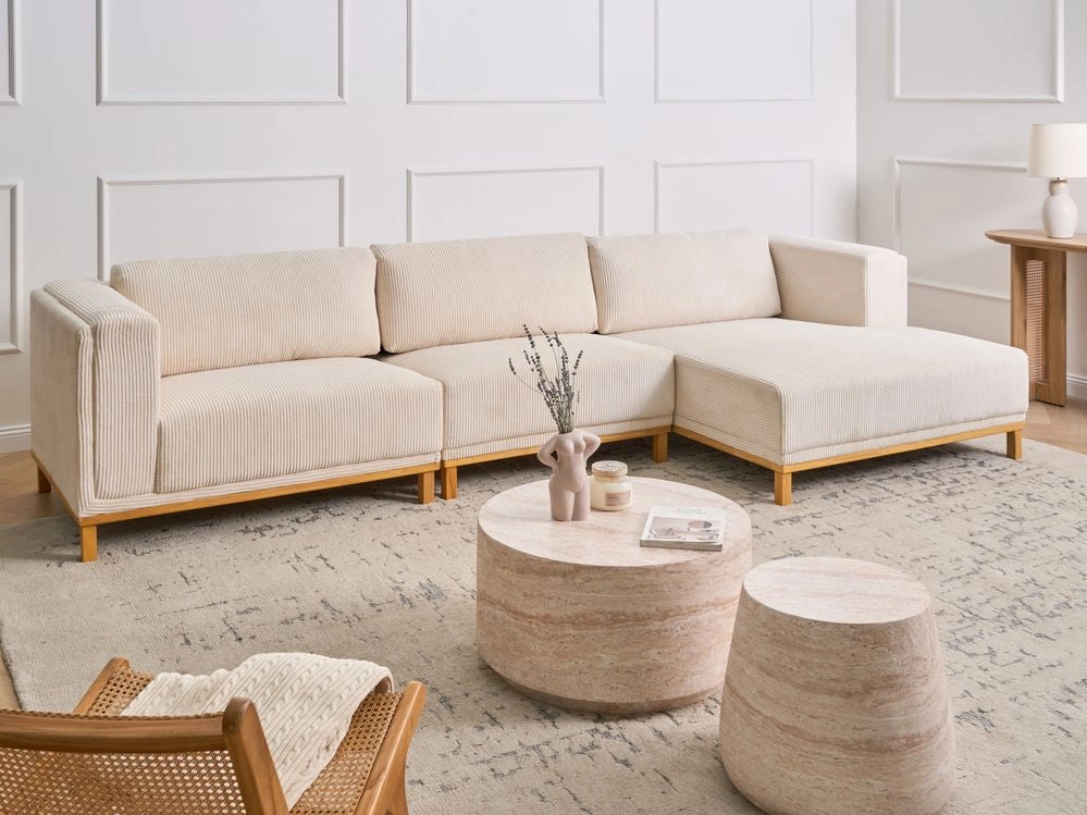 Divano angolare in velluto a 5 posti con braccioli e gambe in legno beige chiaro in stile moderno