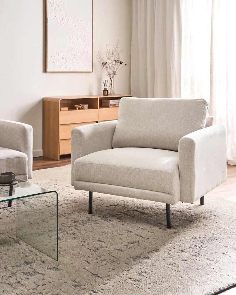 Poltrona moderna imbottita in tessuto beige chiaro con gambe in metallo stile moderno e minimalista