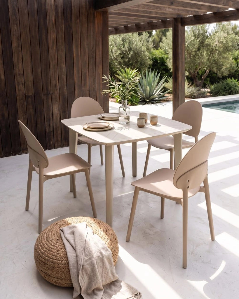 Set di 4 sedie da pranzo in plastica beige per interni ed esterni senza braccioli stile classico minimalista