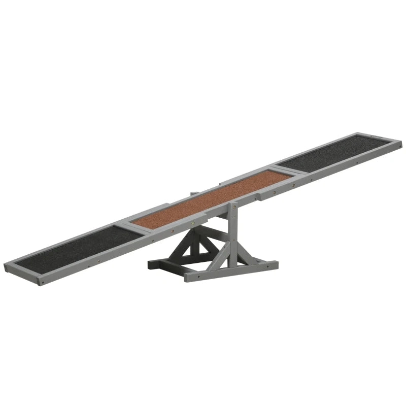 Attrezzatura agility per cani in legno grigio con superficie antiscivolo per addestramento all'aperto