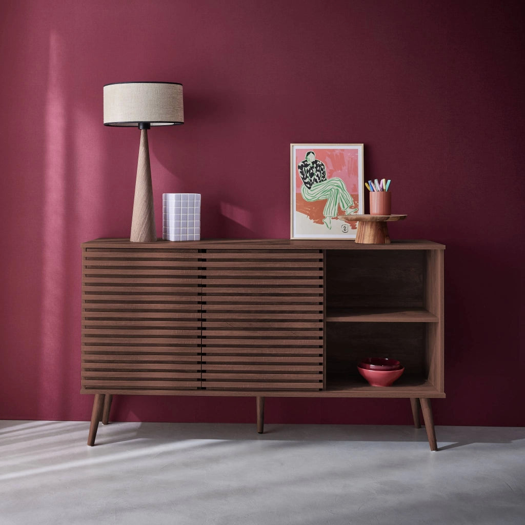 Credenza scandinava in legno con 2 ante scorrevoli scanalate, 140cm,