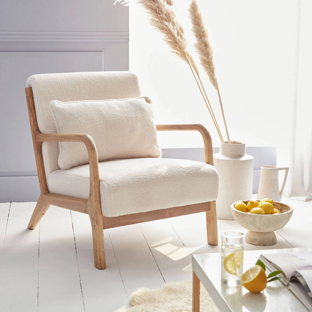 Poltrona scandinava in legno e tessuto bouclé, bianco