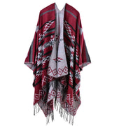 Mantella extra lunga e spessa in cashmere con spacco e nappa a motivo geometrico a rombi.