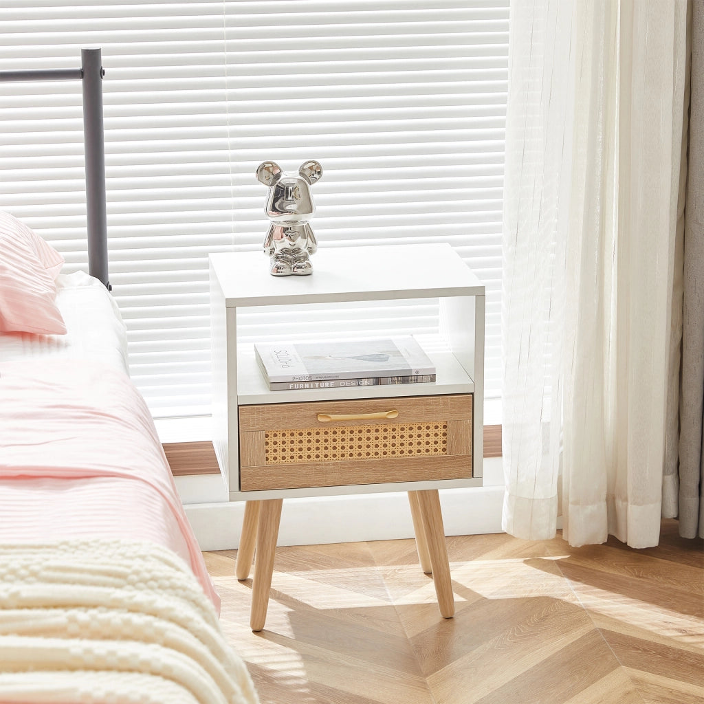 Comodino in MDF con cassetto e frontale in rattan, gambe in legno e maniglia in metallo, bianco naturale 55 × 40 × 30 cm