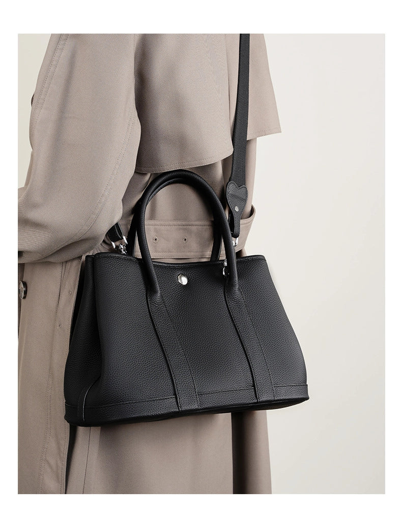 Borsa a mano e borsetta da donna in vera pelle, nera.