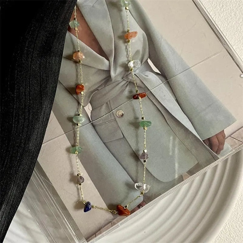 Collana fatta a mano con pietre naturali colorate e cristalli