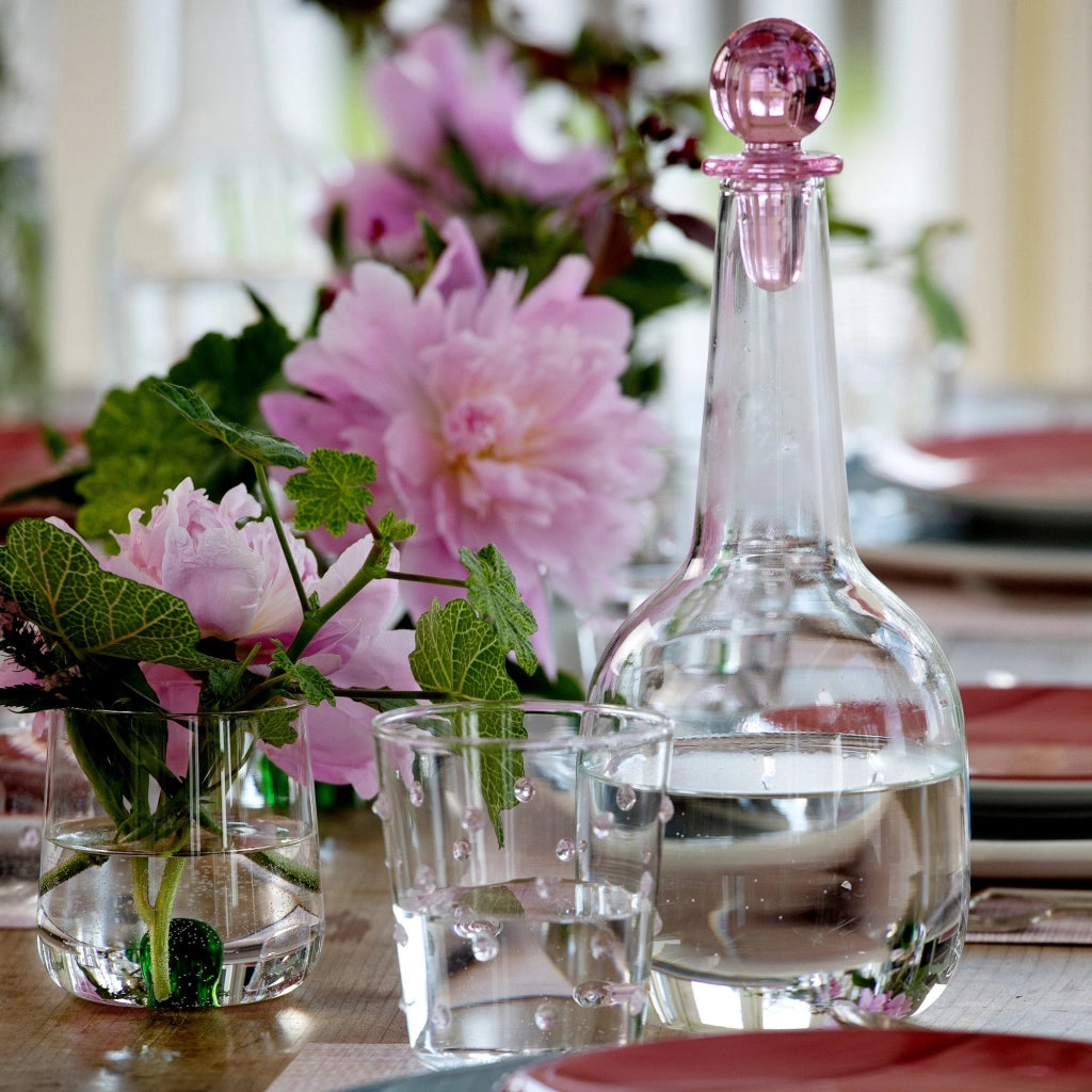Zafferano Bottiglia Bilia in vetro borosilicato colore Rosa, design raffinato ed elegante per la tavola, realizzata interamente a mano, pezzo unico.