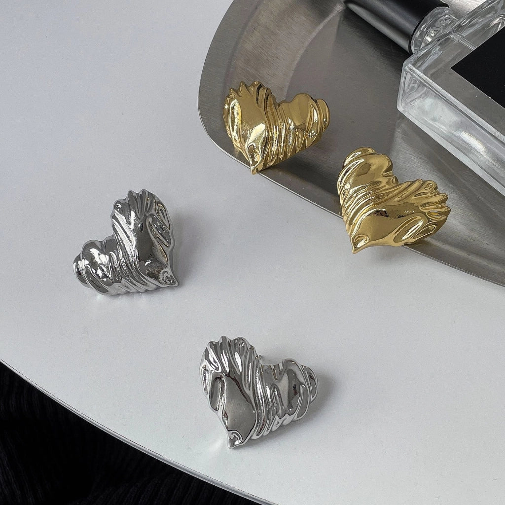 Orecchini a forma di cuore con design a nicchia in metallo e strisce, realizzati in argento sterling S925.