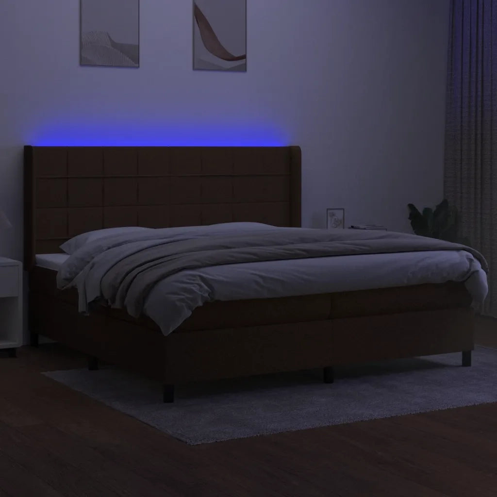 Letto a Molle Materasso e LED Marronescuro 200x200cm in Tessuto 3138344