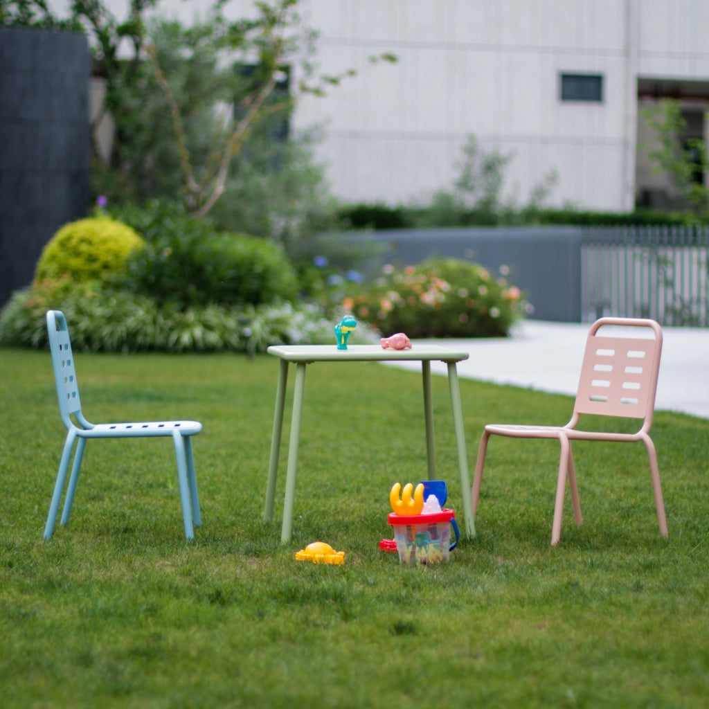Set di 3 Mobili Etroubles per Bambini Tavolino e 2 Sedie per Esterno e Interno - Verde Salvia/Celeste/Pesca casa.pro