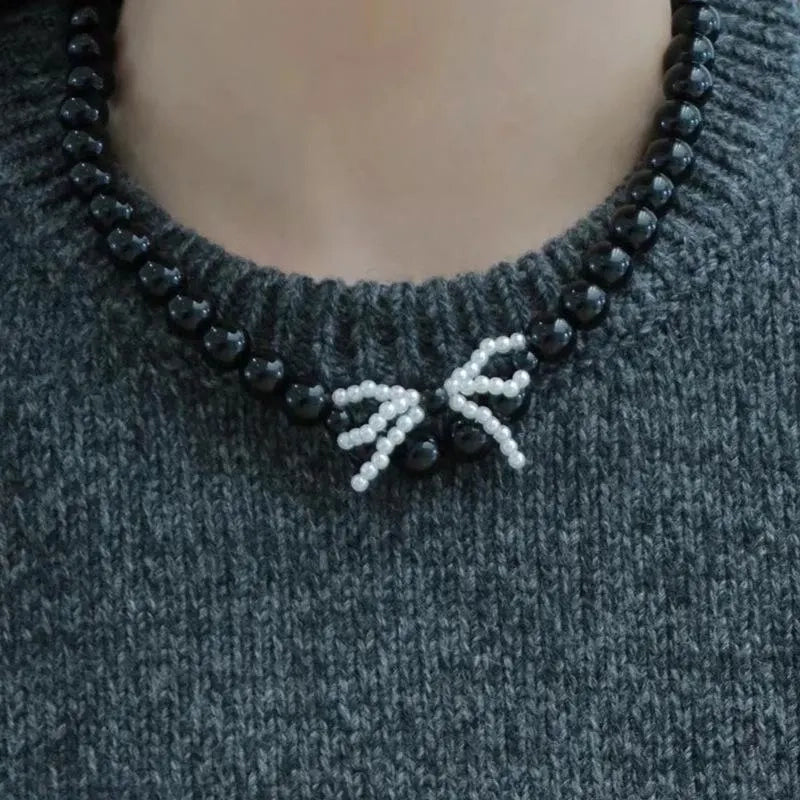 Collana con fiocco in corda nera e perline: regalo fatto a mano per donna.