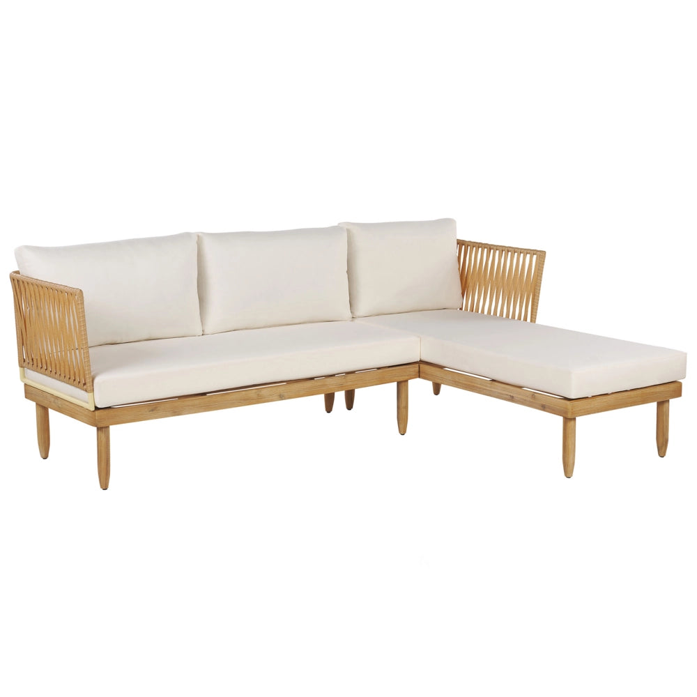 Salotto da esterno in legno di acacia con cuscini bianco sporco e tavolino da caffè con poltrona in finto rattan