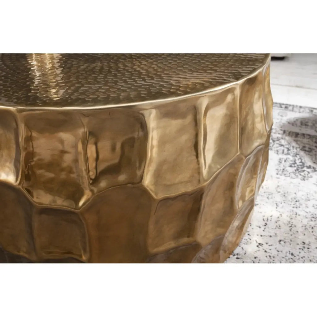 Tavolino basso TRIANE dorato 70 cm – Alluminio martellato con design a rilievo geometrico