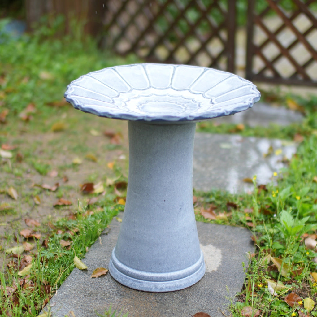 Fontana da giardino in ceramica fatta a mano per uccelli con vasca ampia e piedistallo alto blu grigio chiaro