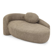 Divano lineare in teddy con cuscino poggiatesta e design arrotondato; marrone
