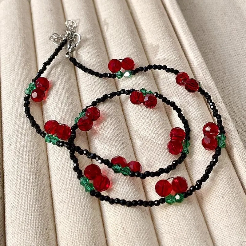 Collana con ciliegie e perline di cristallo nero fatte a mano, regalo di Natale o compleanno.