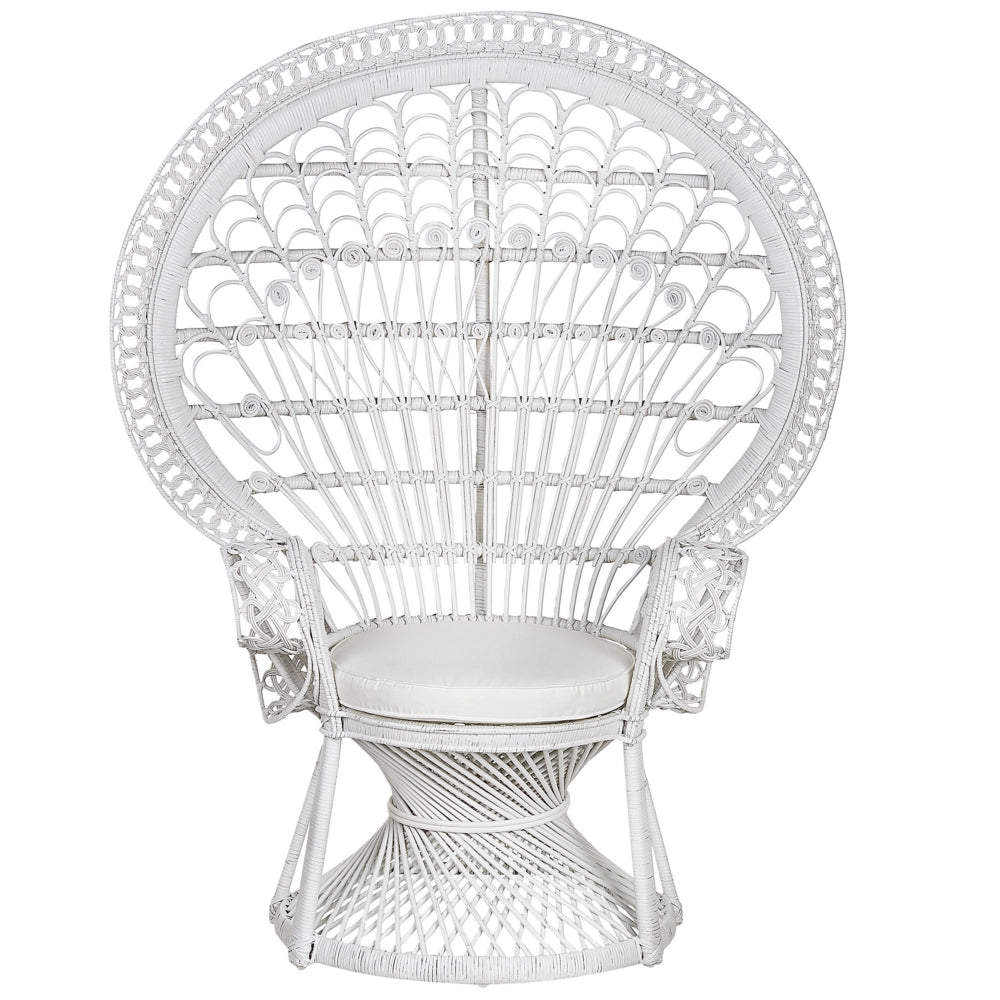 Poltrona rattan bianco con cuscino elegante alla moda interni esterni boho coloniale e vintage