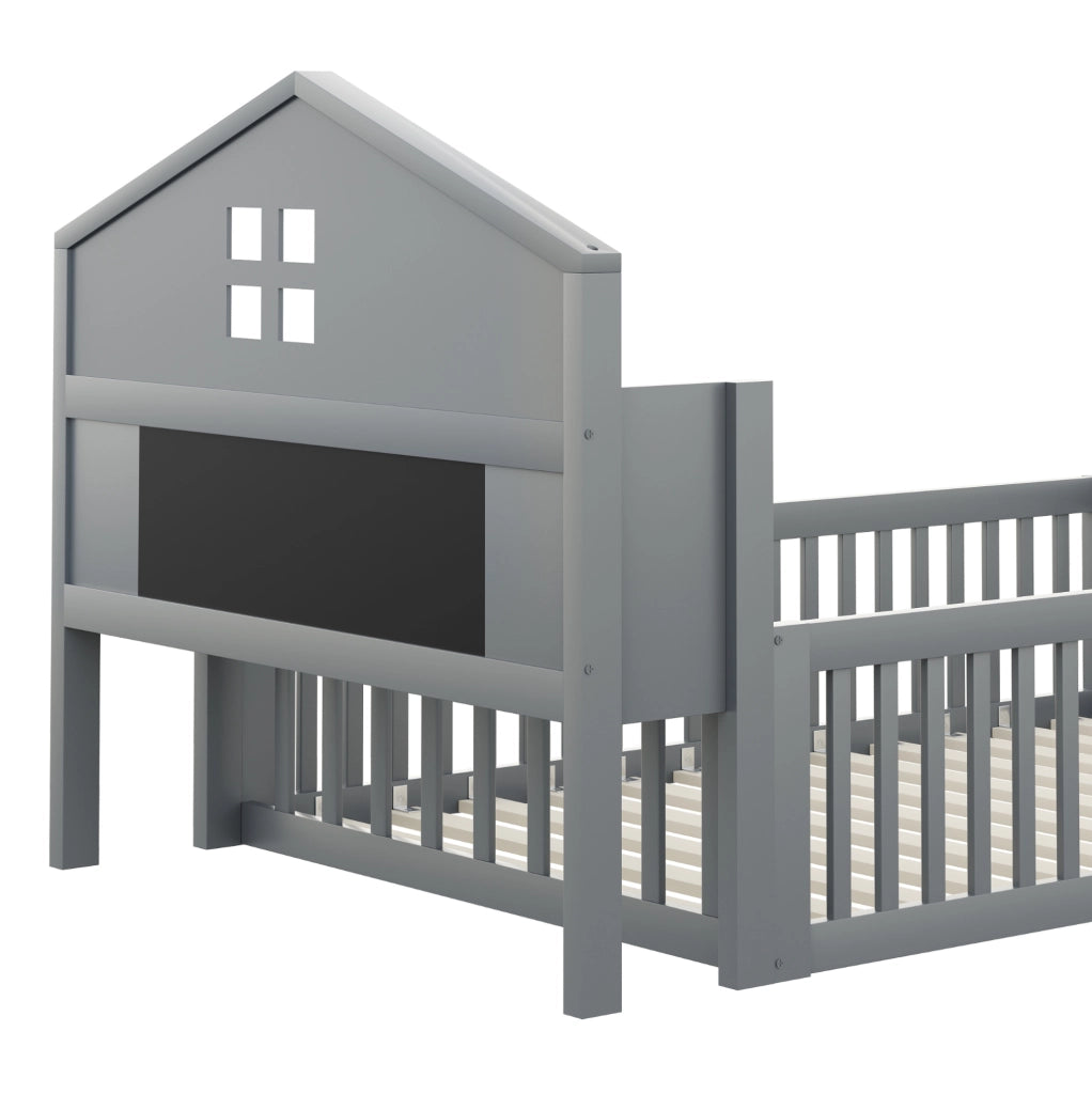 Lettino per bambini a forma di casa 90x200 cm in legno massello grigio; con ripiani e porta