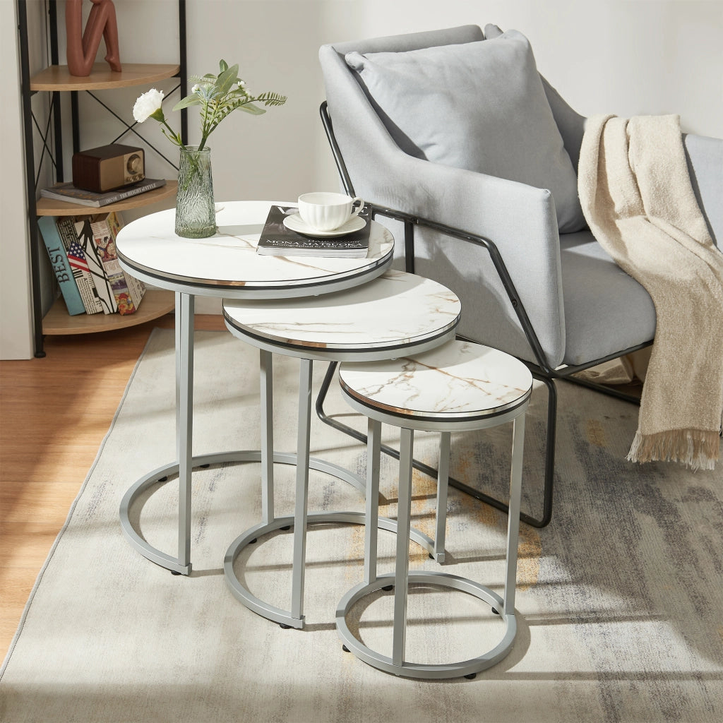 Set Bornholm 3 Tavolini Sovrapponibili con Piani Rotondi in Effetto Marmo Bianco [en.casa]