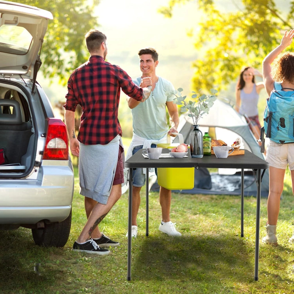 Tavolo Pieghevole da Campeggio, Tavolino Picnic Portatile e Salvaspazio con Cinghie per il Trasporto, in HDPE con e Acciaio, per Barbecue, Giardino, Esterno, Carico di 100 kg (Grigio)
