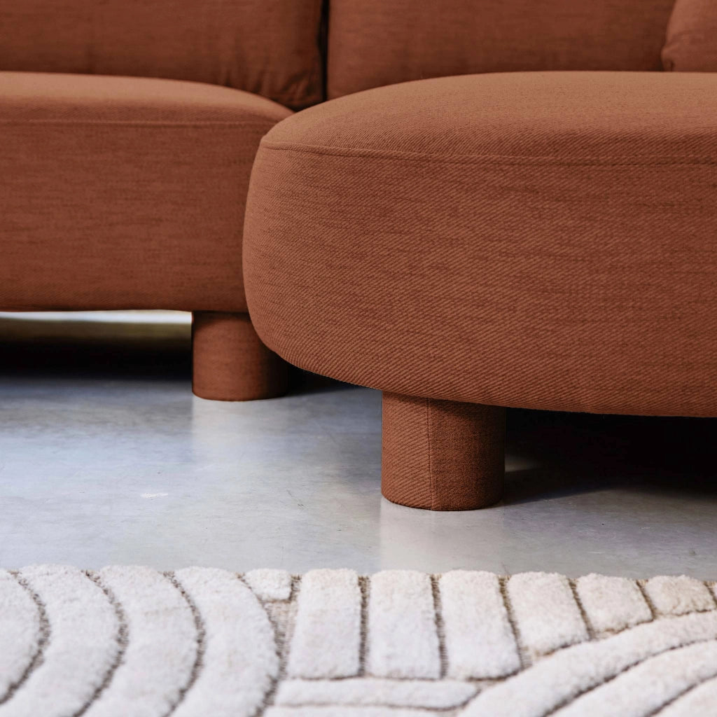Divano angolare destro in tessuto con piedi tondi, 3 posti, terracotta