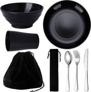 Set di cucina da campeggio con bicchieri, piatti, piatti e forchette in acciaio inossidabile in una borsa nera