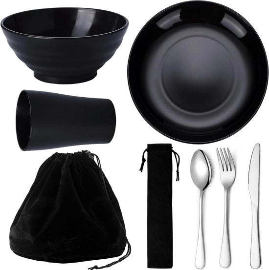 Set di cucina da campeggio con bicchieri, piatti, piatti e forchette in acciaio inossidabile in una borsa nera