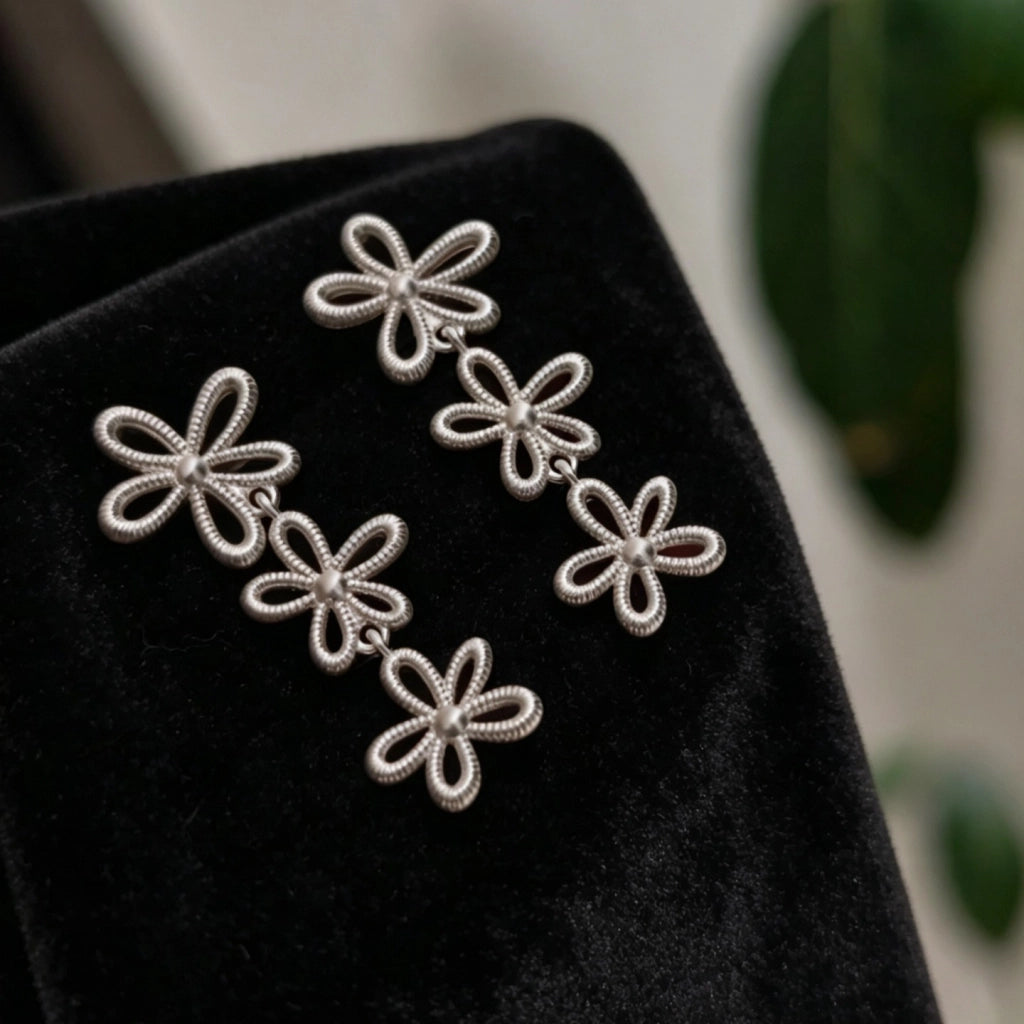 Delicati orecchini a lobo in stile francese con tre fiori e nappe traforate, eleganti e raffinati, orecchini a petalo alla moda per donna.