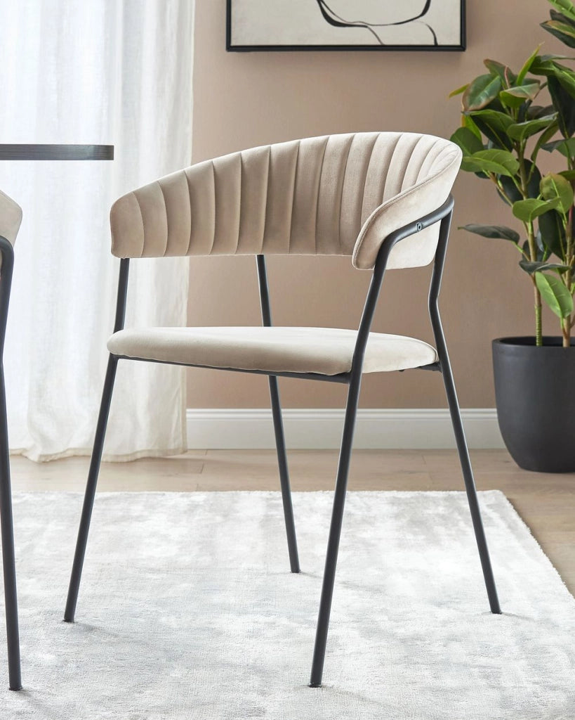 Set di 2 sedie da pranzo in tessuto vellutato grigio talpa Rivestimento in metallo nero Gambe con braccioli Schienale curvo Design moderno e contemporaneo