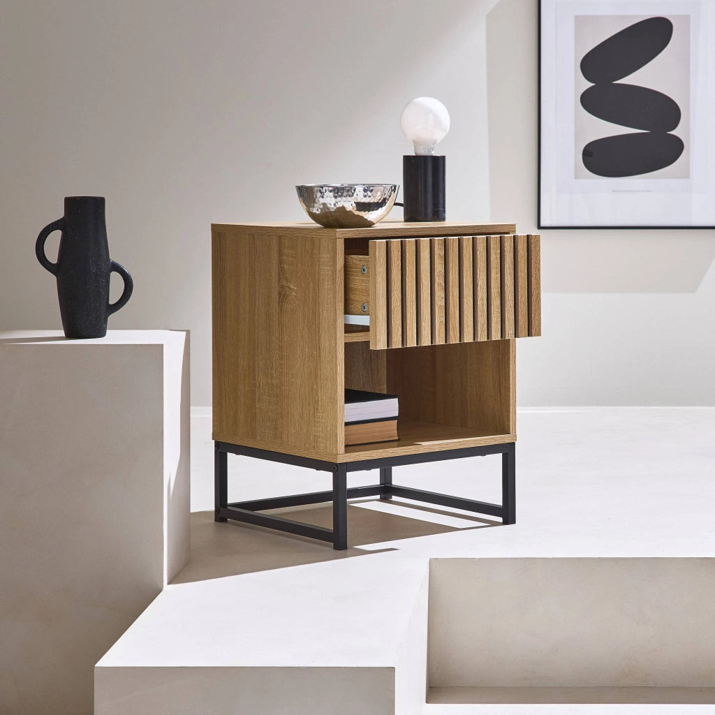 Comodino contemporaneo effetto legno scanalato con 1 cassetto, marrone