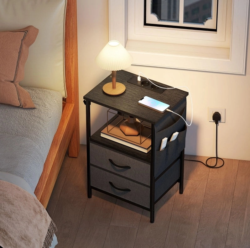 Tavolino laterale 40x30x60 cm con prese AC, USB-A, USB-C e 2 cassetti nero