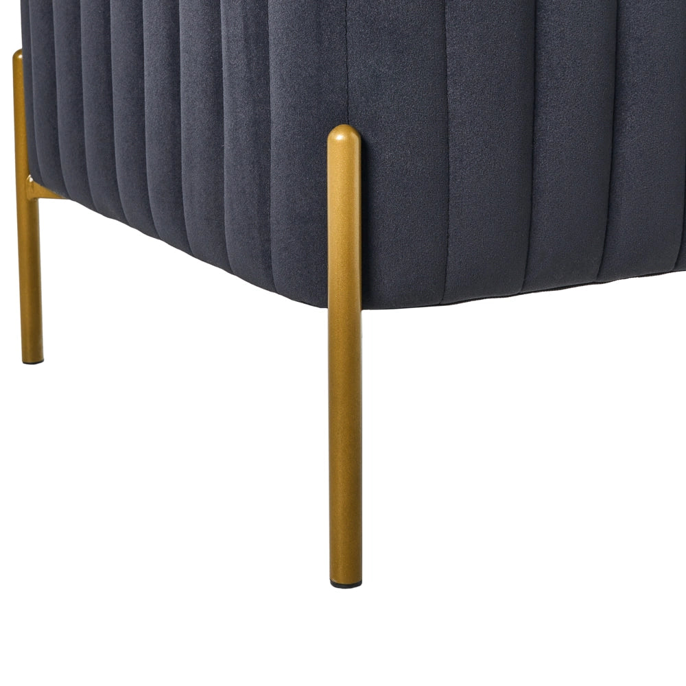 Pouf rivestito in velluto nero con gambe in metallo dorato seduta quadrata 47 x 47 cm per un salotto glamour
