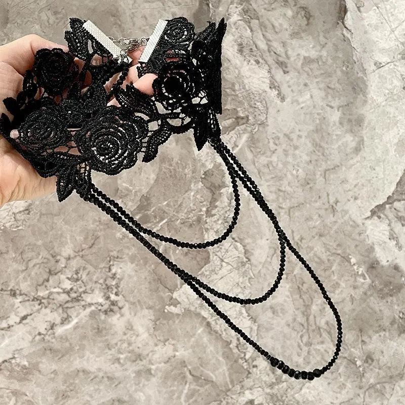 Collana ricamata a mano con rosa scuro e perline di cristallo, regalo di Natale o compleanno.