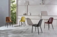 E-STYLO Sedia da pranzo in soft touch senape e gambe in metallo nero, 52cm X 45cm H. 85cm.
