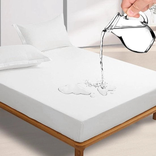 Protezione per materasso impermeabile 180 x 200 cm in microfibra ventilata, adattabile per incontinenti.