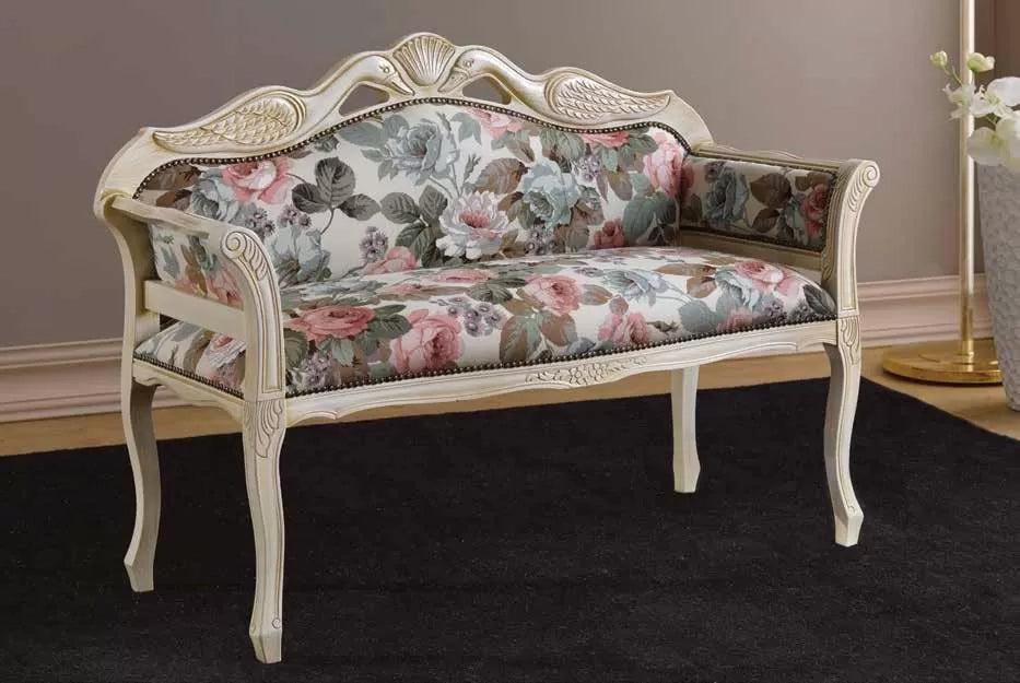 Divanetto imbottito shabby chic in legno intagliato con fregi