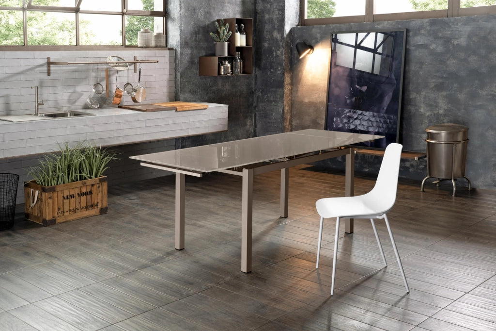 Tavolo Allungabile Baud con Top in Vetro Temperato Cappuccino e Gambe in Metallo Verniciato - Design Moderno 130/200cm per 8 Persone
