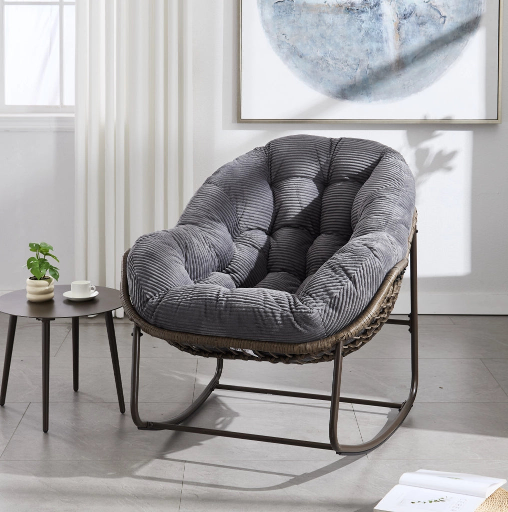 Sedia a dondolo da esterno in rattan sintetico grigio con cuscino