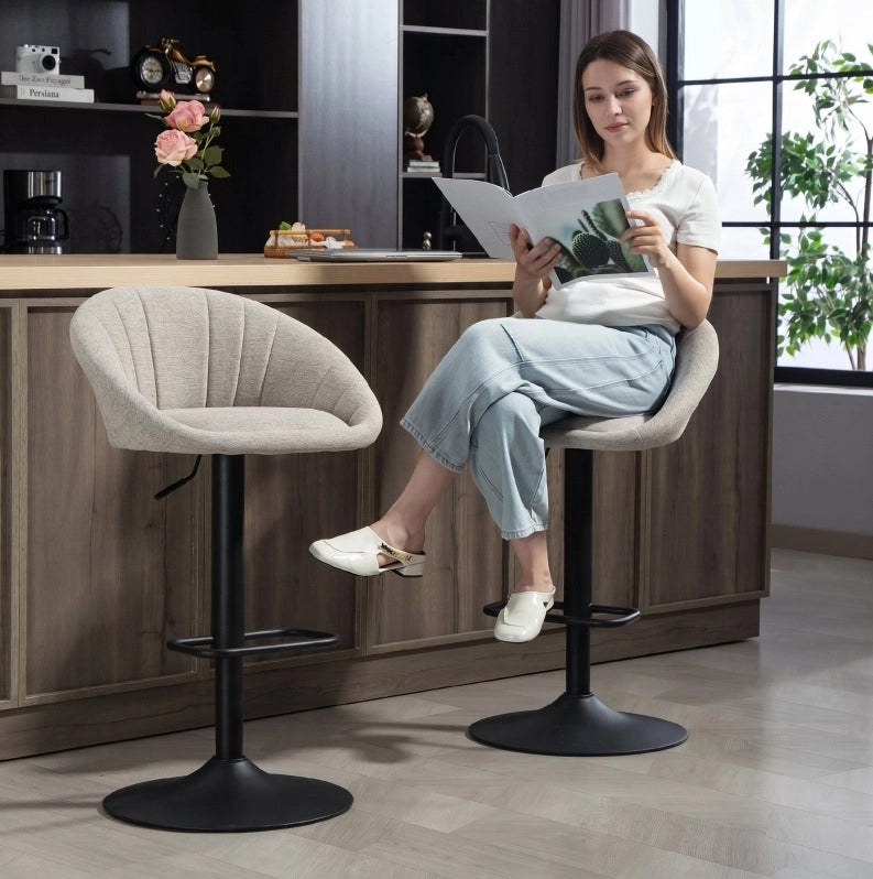 Set di 2 sgabelli da bar girevoli con braccioli e schienale per cucina, regolabili in altezza 62-82 cm