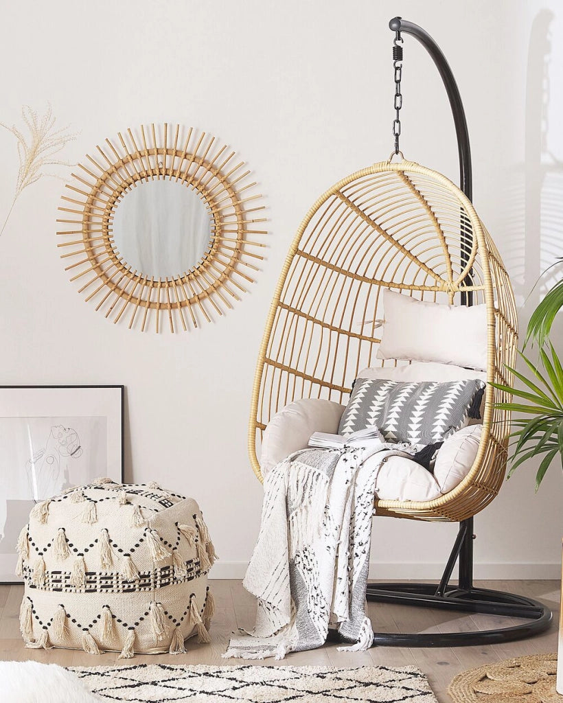 Sedia sospesa poltrona pensile in rattan beige con struttura in metallo a forma di uovo per interni ed esterni Boho