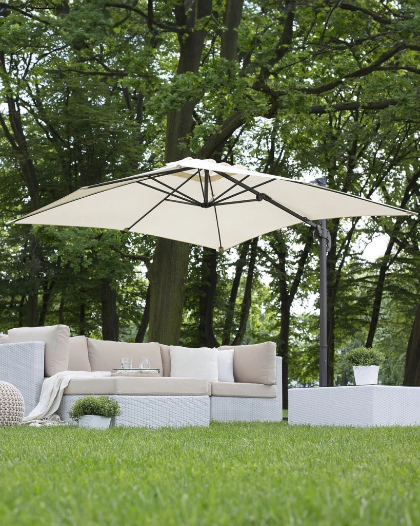 Ombrellone da giardino Tendalino beige chiaro Palo in acciaio Nero 235 cm Cantilever resistente agli agenti atmosferici meccanismo a manovella