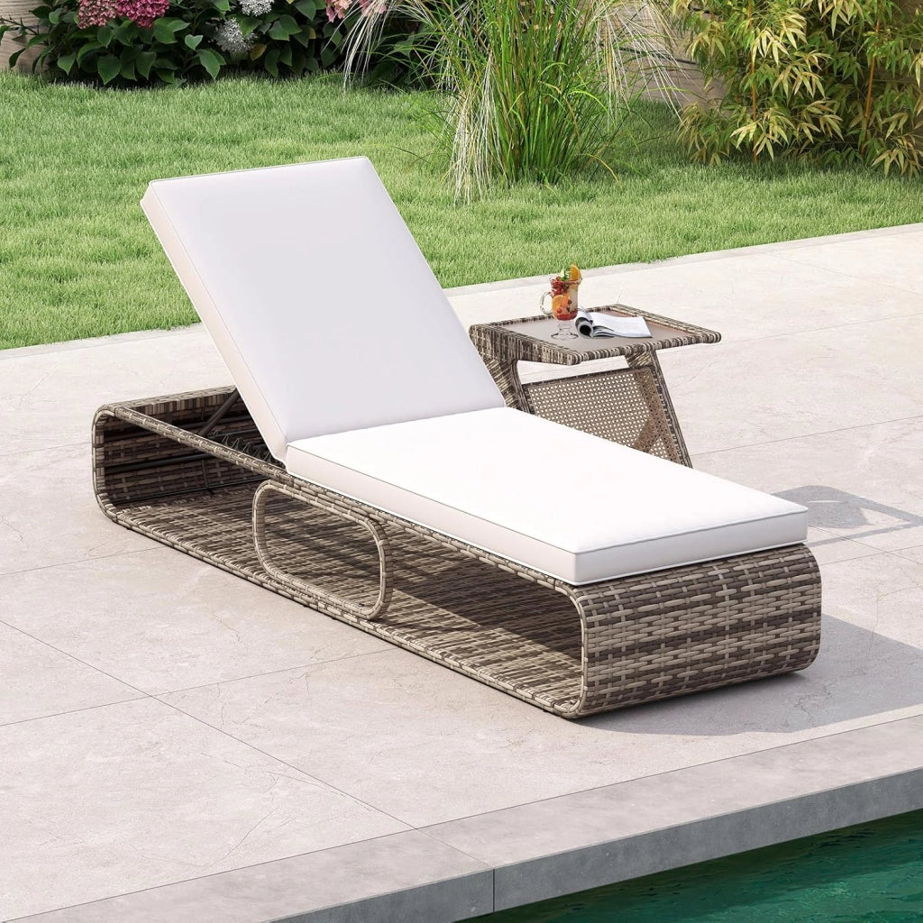 Lettino Prendisole, Sdraio da Giardino con Schienale Regolabile a 7 Livelli, Letto da Giardino in Polyrattan con Cuscini Comodi, per Piscina, Terrazza, Giardino, Bianco