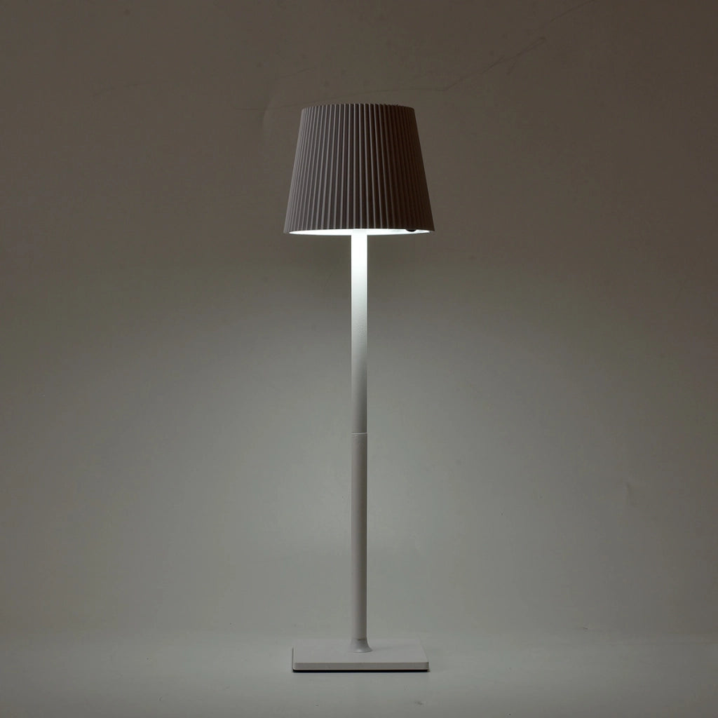 LAMPADA LED BIANCA RICARICABILE DA TAVOLO CON PARALUME PLISSETTATO ALIMENTAZIONE SOLARE E USB - 3 TEMPERATURE COLORE E DESIGN ELEGANTE PER RISTORANTI BAR E HOTEL