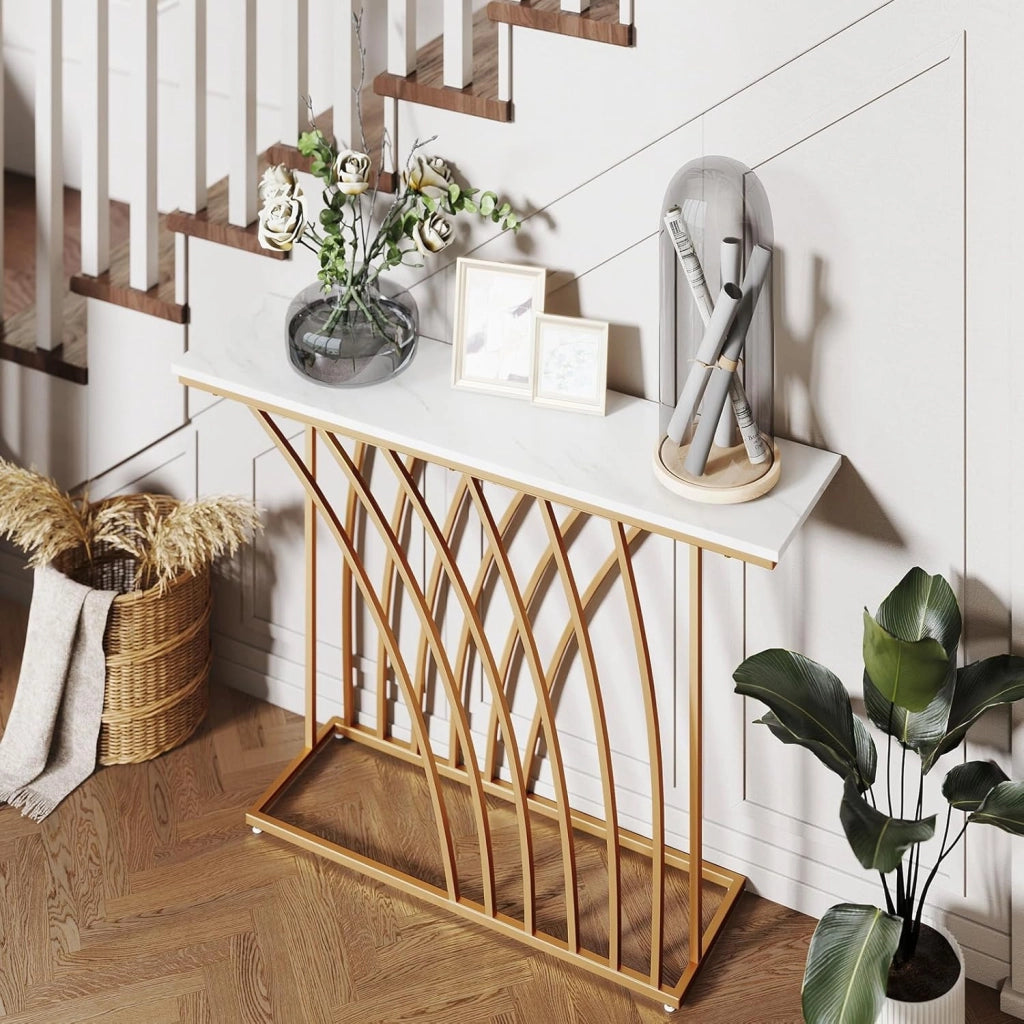 Tavolo da Console Ingresso Moderno con Piano in Finto Marmo, Struttura Geometrica in Metallo Dorato, 120 x 30 x 80 cm, Oro e Bianco