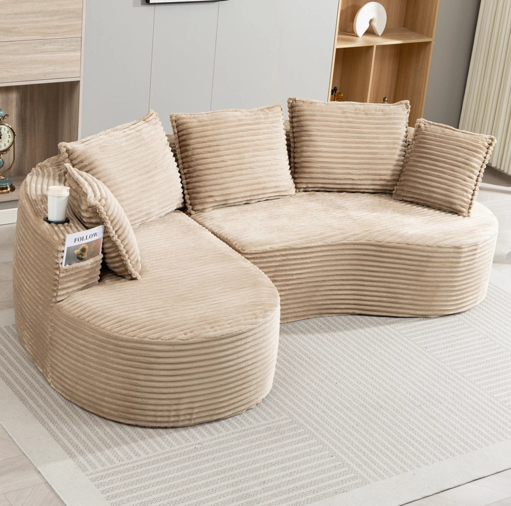 Divano curvo con portabicchieri e tasche laterali; 250x152x82 cm; in velluto color khaki