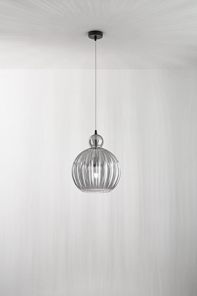 Lampada a Sospensione in Vetro Plissettato Fumè Specchiato e Nero Opaco, Struttura in Metallo e Alluminio, Attacco E27, D.32cm H.191cm - Perenz